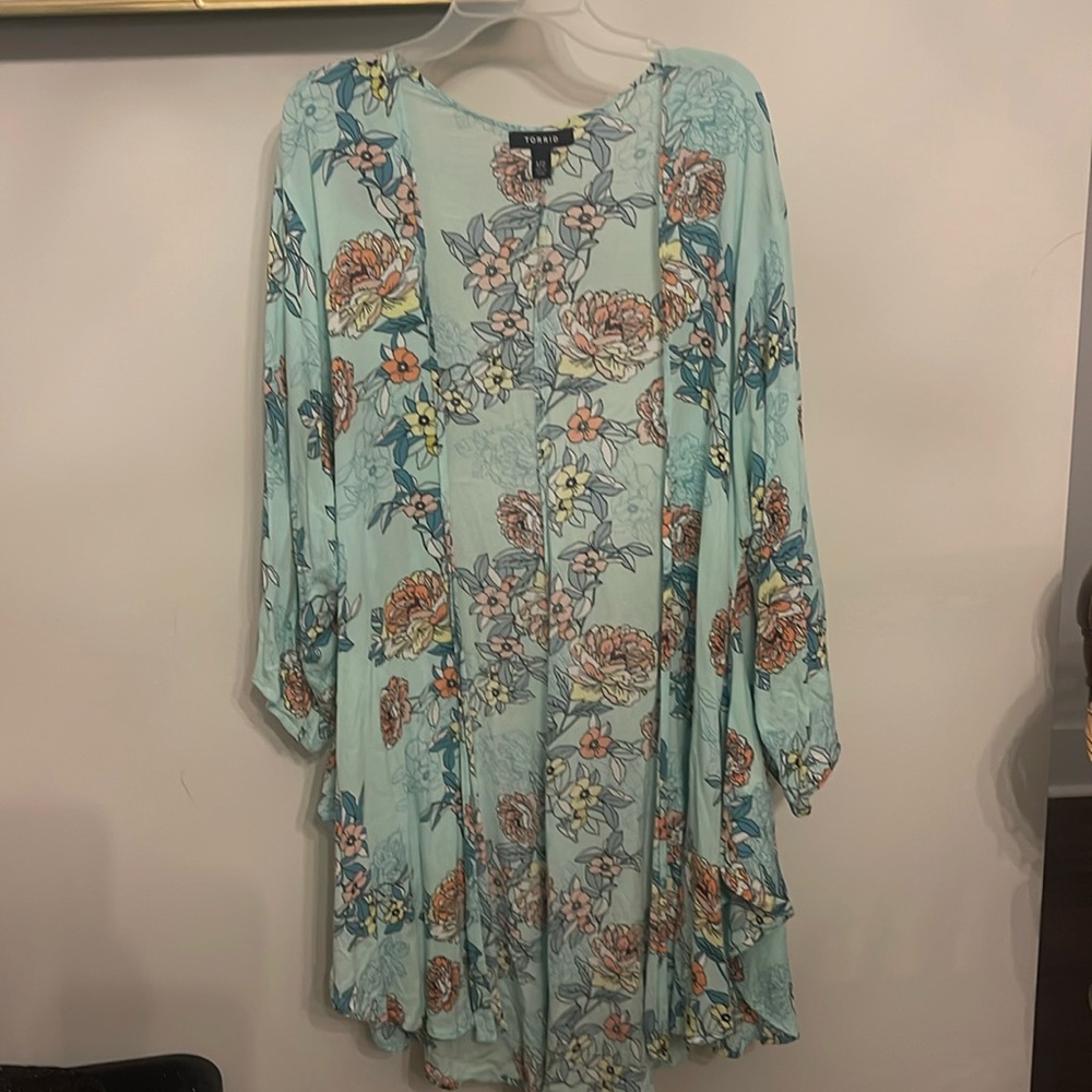 TORRID Crepe Shirttail Floral Kimono Size 1/2 Women’s